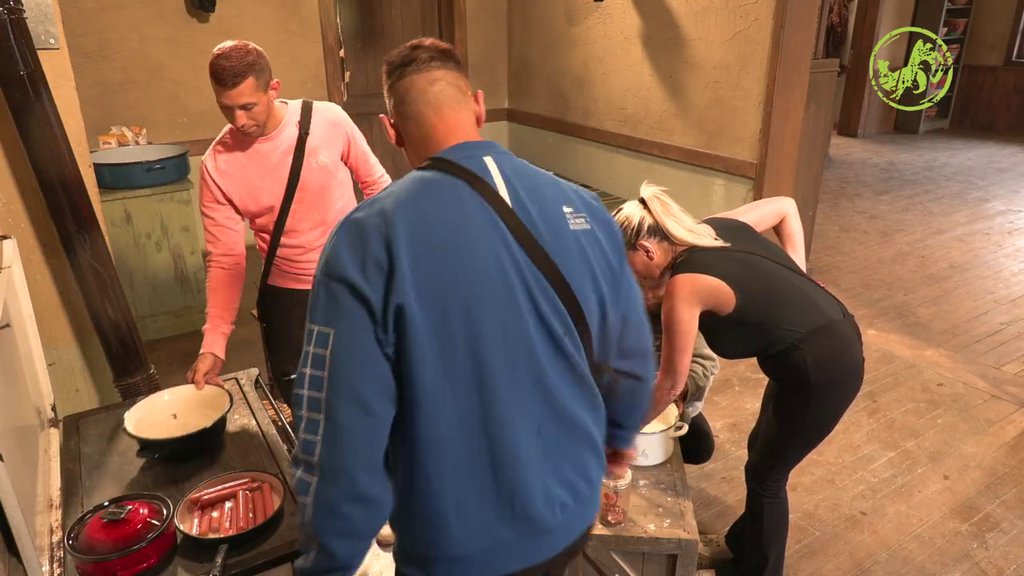 PEKAR IZ IRIGA ušao u svoju ulogu: Boža spreman da hlebom obori cimere sa nogu (VIDEO)