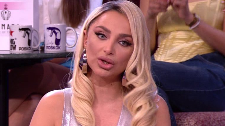 Naša pevačica (38) godinama krije tetovažu na intimnom delu tela, ni ne slutite šta ima nacrtano, ovo je njeno značenje