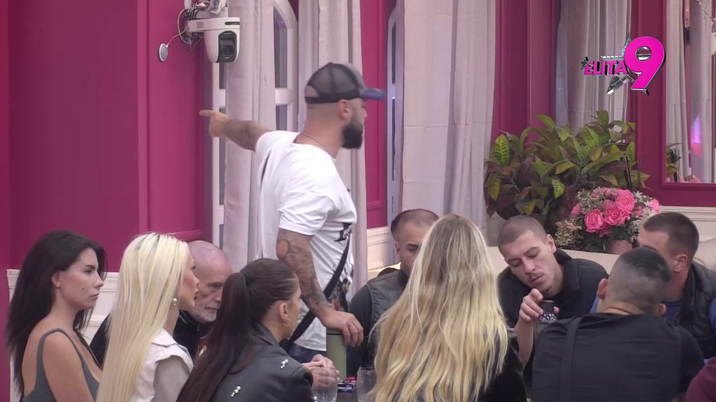 SVE MAJKE ĆUTE! Luka slao Norine fotografije podršci, a Aneli ga podržavala: Asmin ih jednim potezom demolirao! (VIDEO)