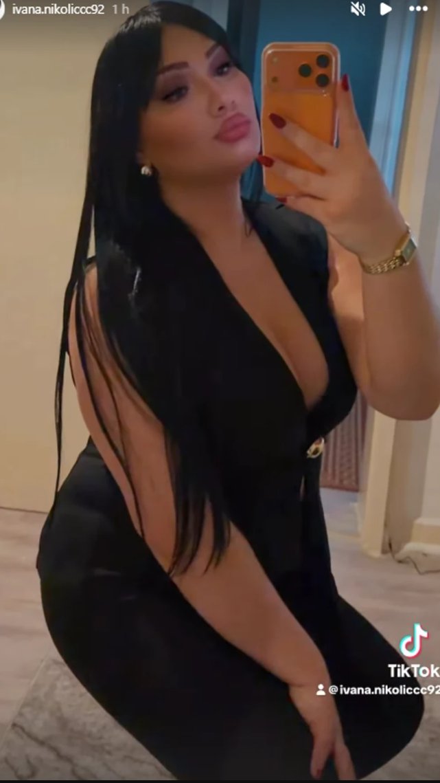 ZARAĐUJE NA HILJADE EVRA NA SAJTU ZA ODRASLE! Bivša rijaliti učesnica provocira snimkom: Uvija se ispred ogledala u crnom kompletu, a mreže gore (FOTO)