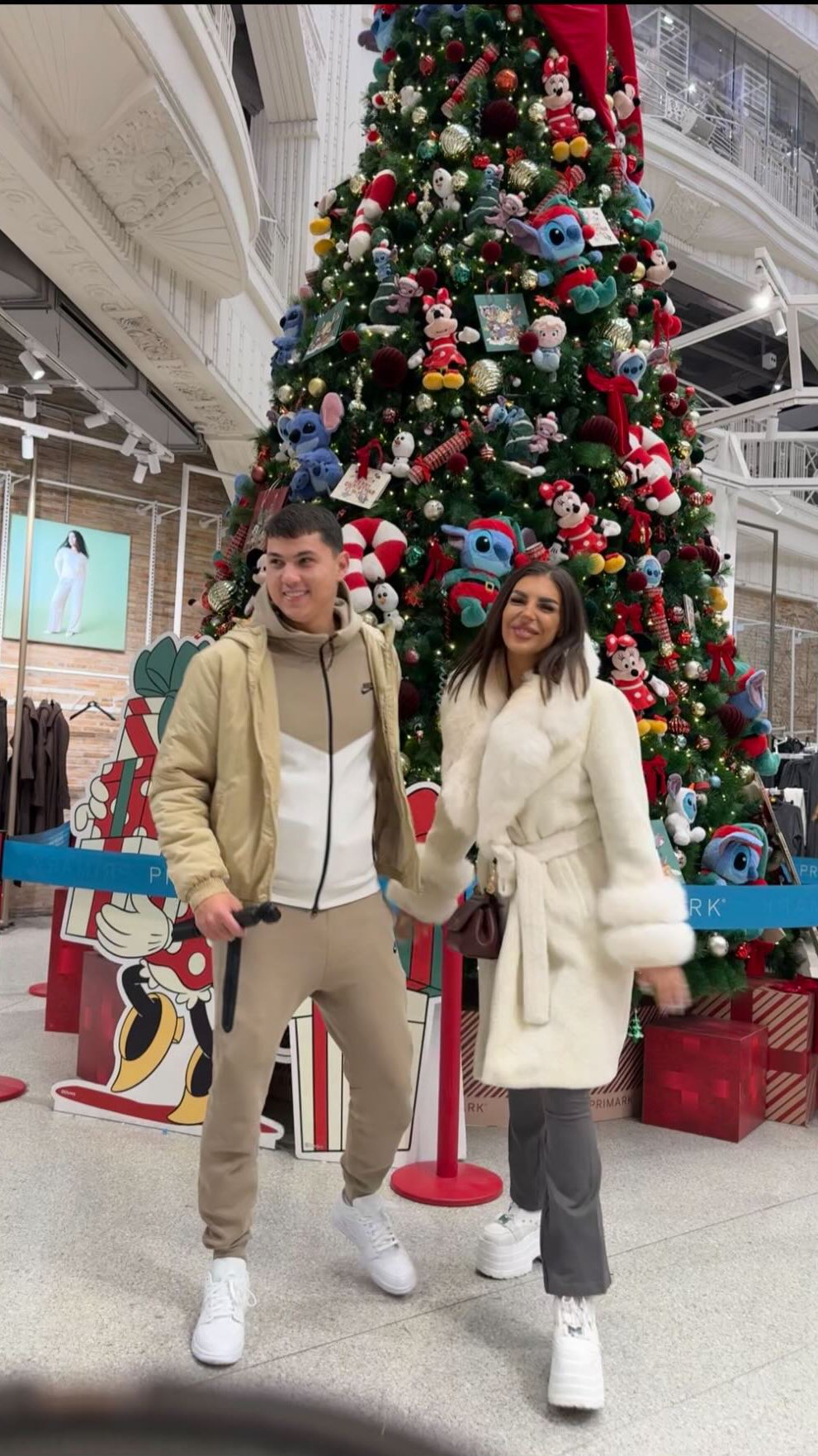 Ena na večeri u provokativnom izdanju, dekolte do pupka, ispija vino, a Peje nema na vidiku: Svi se pitaju samo jedno (FOTO)