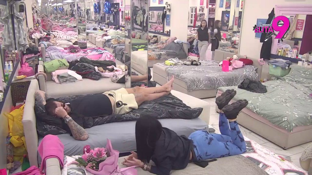 NOVA VEZA NA POMOLU?! Janjuš poručio Vanji da će jednog dana biti njegova, pa je strastveno zagrlio! (VIDEO)