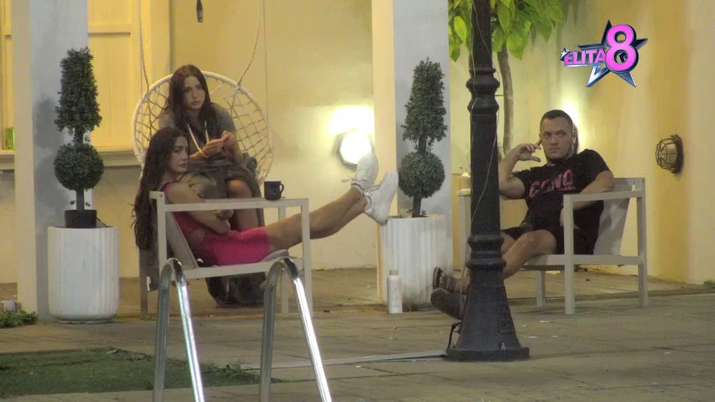 Nemaju nimalo mira: Anđela i Gastoz ne mogu da obave razgovor jer im Džordi visi nad glavom! (VIDEO)
