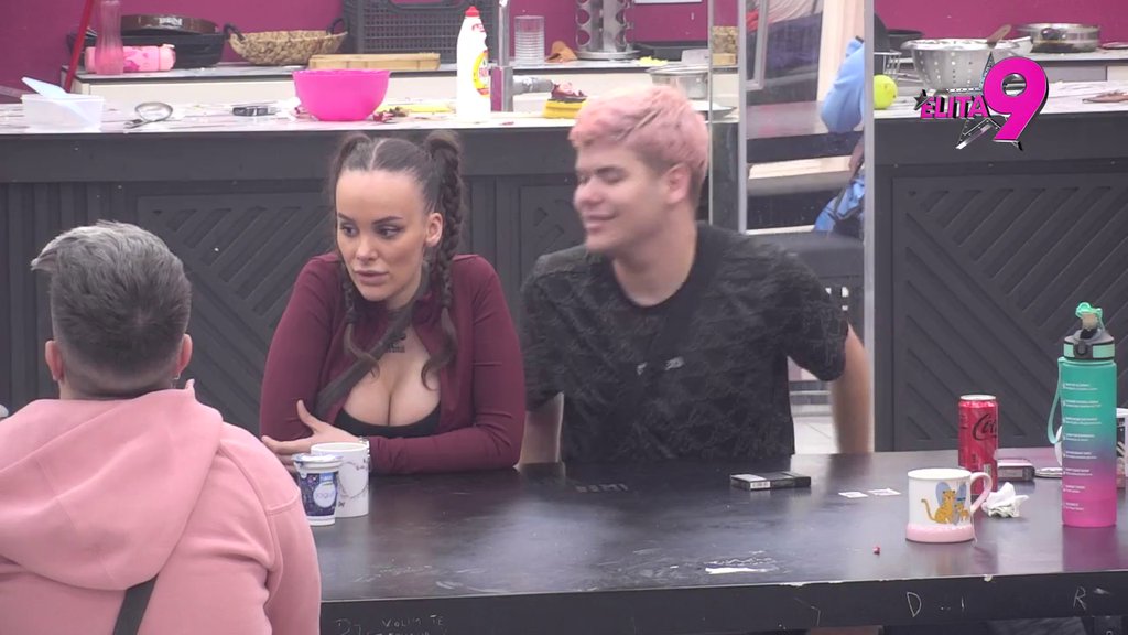 VAŠA VEZA JE UŽASNA: Mića sasuo Bebici i Teodori sve u lice, njoj prebacio druženje sa Ivanom Marinkovićem (VIDEO)