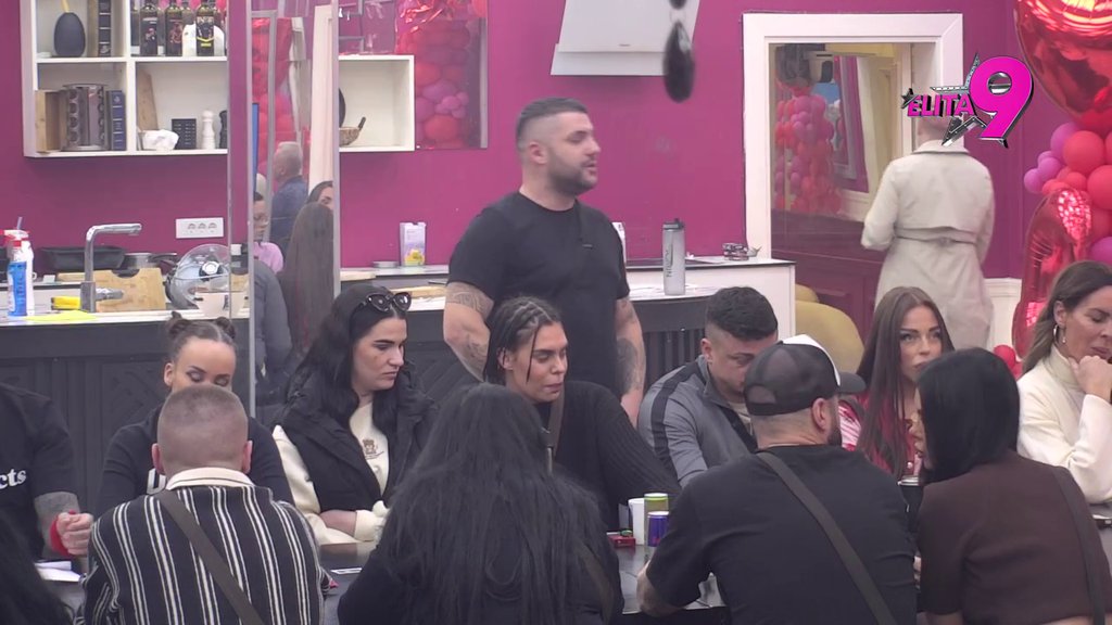 Gleda me kao trofej, posle Stanije Dobrojević... Asmin pokušao da oduva Maju Marinković, ona ponizila njega i Aneli u paketu (VIDEO)