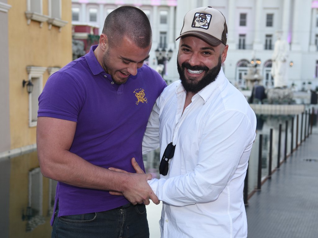 Ne daju da im devojke unište drugarstvo! Hit scene na vaskršnjem slikanju za Pink.rs: Viktor i Luka pucaju od smeha (FOTO)