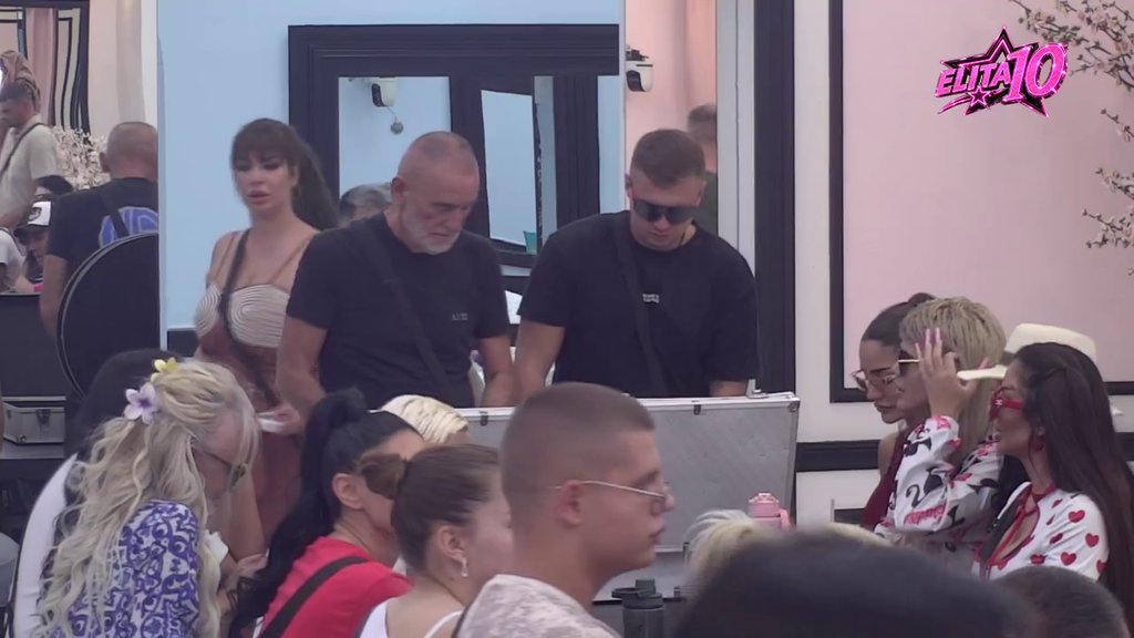 NISI TI BOGOM DANA! Mića pred svima isprozivao Aneli, a evo koliko je joj je novca dao (VIDEO)