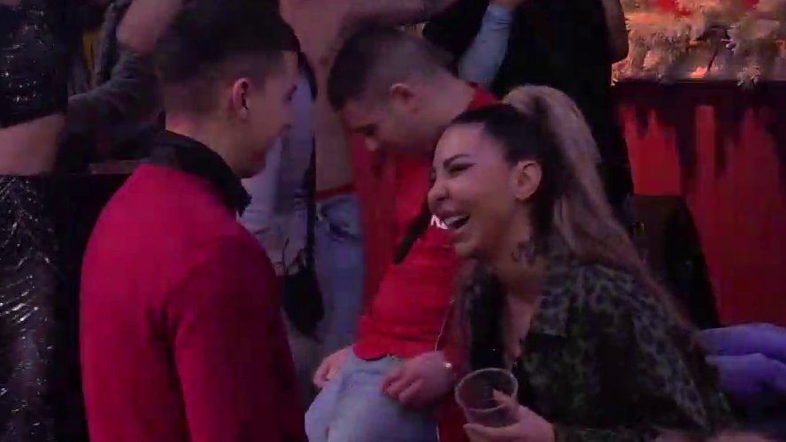 Jedva dočekao da ga Ena oduva?! Peja posle svađe sa Enom odmah počeo da se smeška sa Aneli (VIDEO)