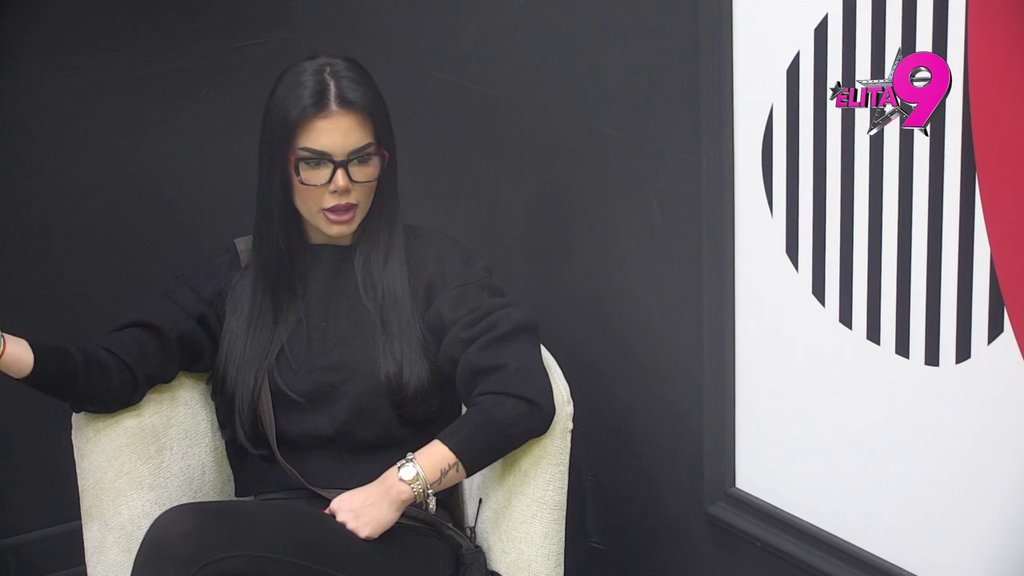 KO JE POZNATI MUŠKARAC KOJI JE MUVAO ANITU? Fanovi ubeđeni da je reč o nekome od njih! Jedan je POZNATI FUDBALER, a drugi ČUVENI REPER!