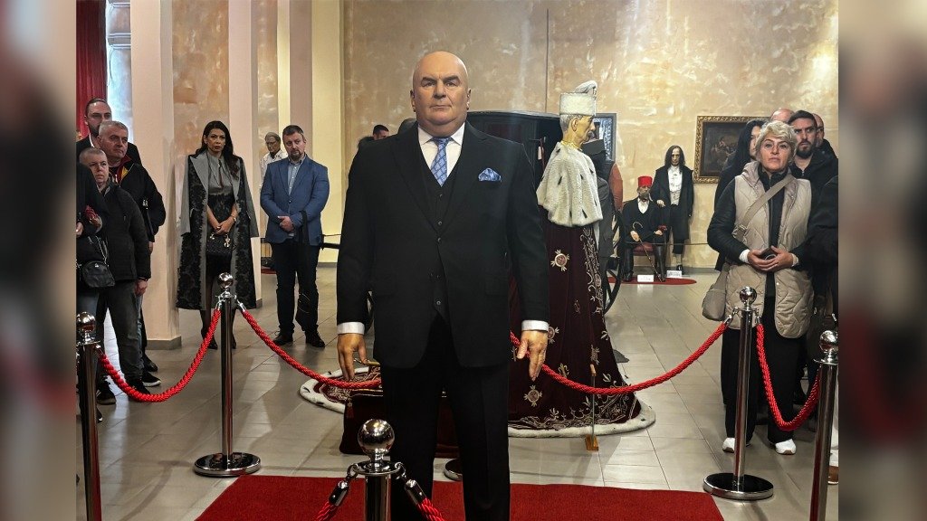 EMOTIVNO U JAGODINI: Postavljena voštana figura Dragana Markovića Palme! Sinu potekle suze: Domaćinski je vodio grad i dao život za ovaj narod!