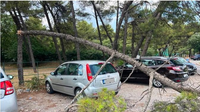 VETAR OBARAO DRVEĆE, GRAD PADAO 10 MINUTA: Snažno nevreme pogodilo Podgoricu nakon ogromne vrućine (FOTO)