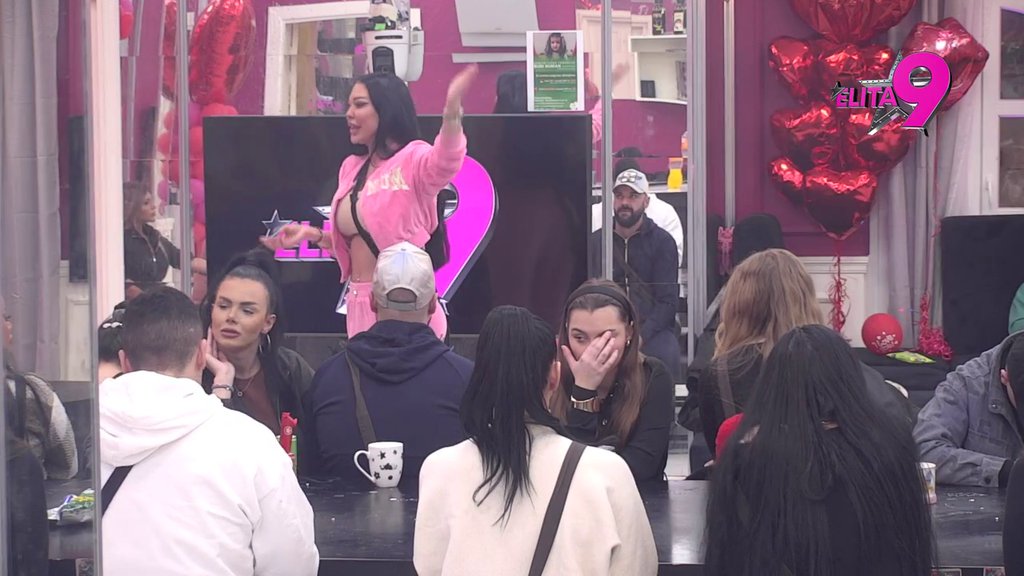 Opšti haos za stolom oko lemura i garderobe! Maja i Aneli napravile pometnju oko deljenja stvari, Kačavendi pala roletna: Setite se kako je prošle godine... (VIDEO)