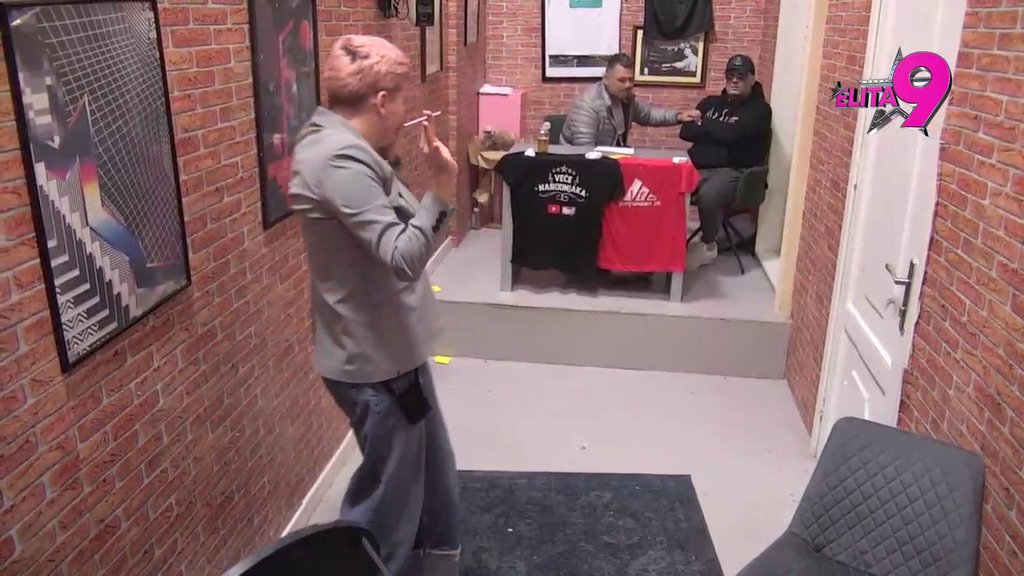 Kao krpelj! Bora ne može da se otarasi Uroša, Stanić neprestano naskače na njega i moli za mrvu ljubavi! (VIDEO)