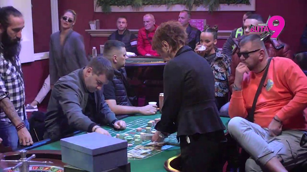 VRATILA SE NA STARO: Bebica čini sve da odobrovolji Teodoru, ona gleda u jednu tačku (VIDEO)