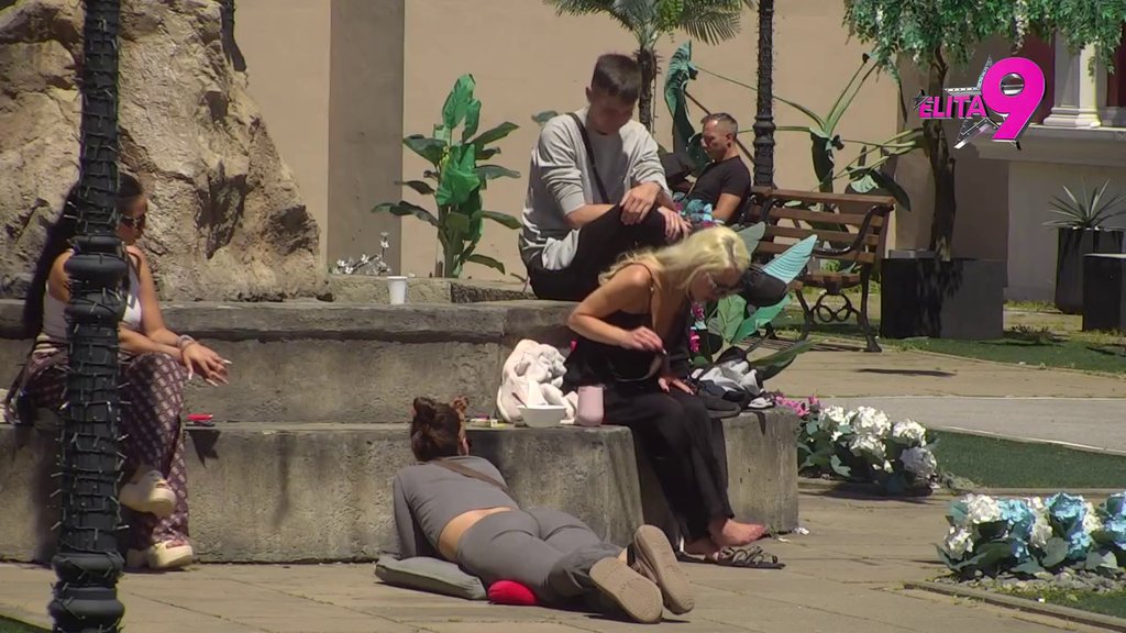 Dočekala da mu vidi leđa, pa razvezala jezik: Boginja urnisala Daču prozivkama! (VIDEO)