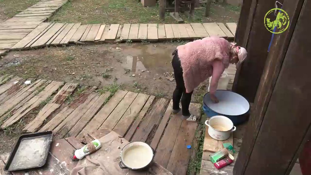 NA MUCI SE POZNAJU JUNACI! Barbi prionula na NAJPRLJAVIJI posao na imanju - Niko se nije ponudio da joj POMOGNE (VIDEO)