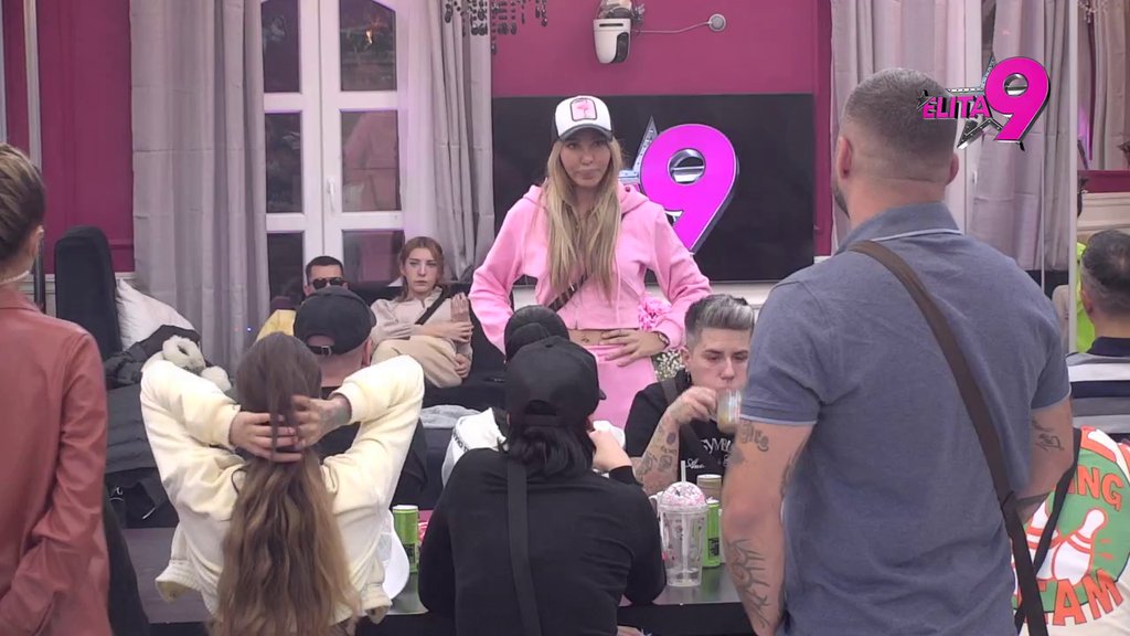 PROMENILA SVE BOJE: Hana i Asmin udruženim snagama OPLELI PO SITI, Aneli u šoku (VIDEO)