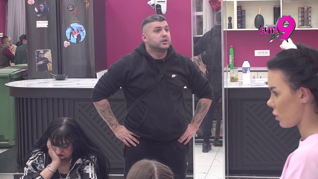 AHMIĆI I DURDŽIĆI MOGU DA ODAHNU! Asmin i Aneli rešili da spuste loptu i reše da poprave svoj odnos zbog ćerke Nore! Evo kakav im je plan! (VIDEO)