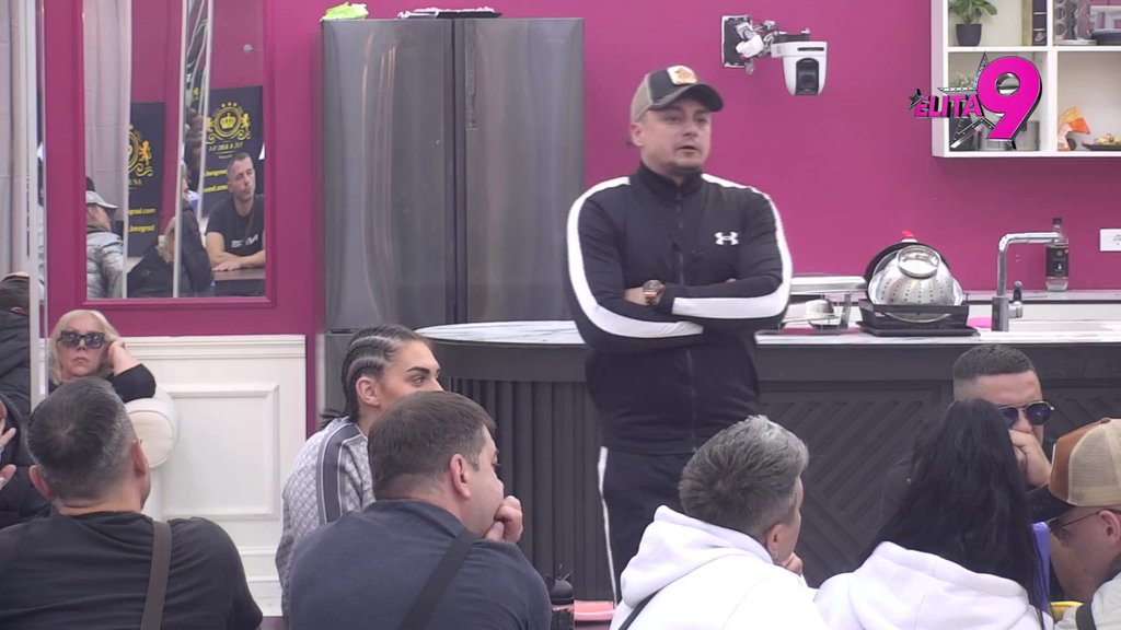 PREMA NJOJ IMAM POSEBNO PONAŠANJE... Asmin vinuo Maju u nebesa, pa rešio da sazna da li je njena interesna sfera! (VIDEO)