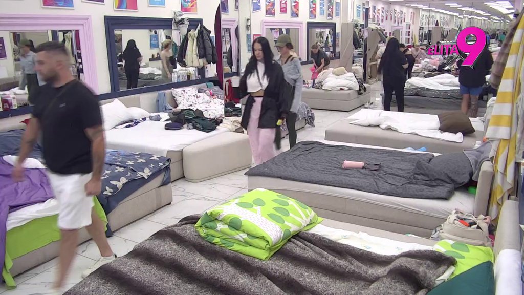 Nek ispadnu, šta fali? Alibaba opčinjen grudima Sare Raičević, odmah zamislio kako bi ih udarao! (VIDEO)