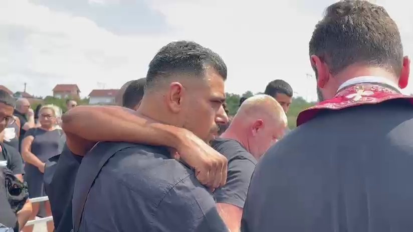 Sahranjen otac Bore Santane: Ispratili ga na večni počinak uz harmoniku i violinu, bivši učesnik roni suze (FOTO+VIDEO)