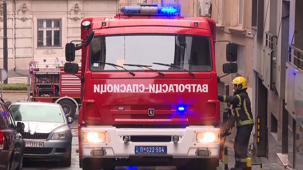 Požar na Novom Beogradu: Stanari evakuisani, vatrogasci na terenu