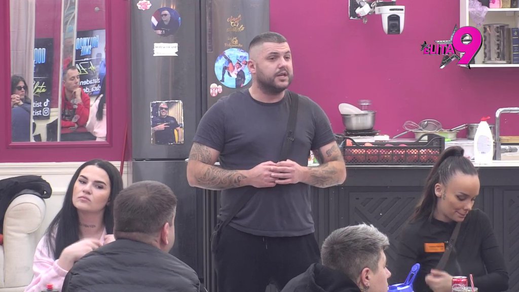 Skupljate poklone, pravite klipove... Asmin promenio pravac, shvatio da mu je Anđelo najveći TRN U OKU! (VIDEO)