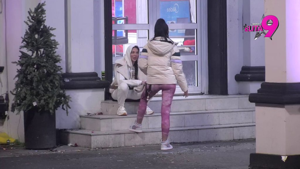 GLUMI ŽRTVU: Maja i Anita udruženim snagama osule rafal po Aneli, detaljno izanalizirale njeno ponašanje! (VIDEO)