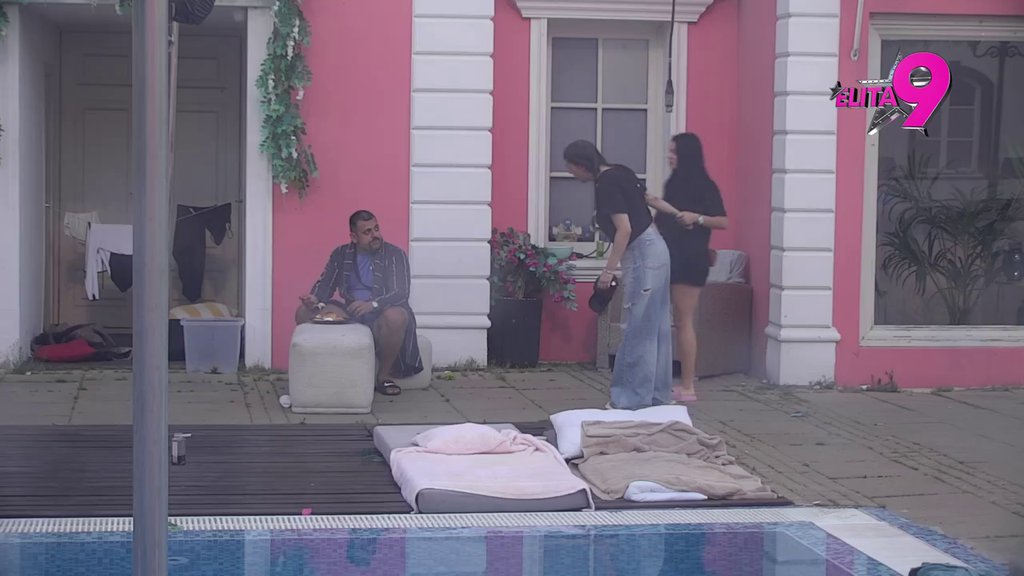NEMA MU MIRA NI DOK JEDE! Anastasija proganja Boru po imanju, uključila vređalicu i gura mu papriku u usta: Za tebe mir više ne postoji! (VIDEO)