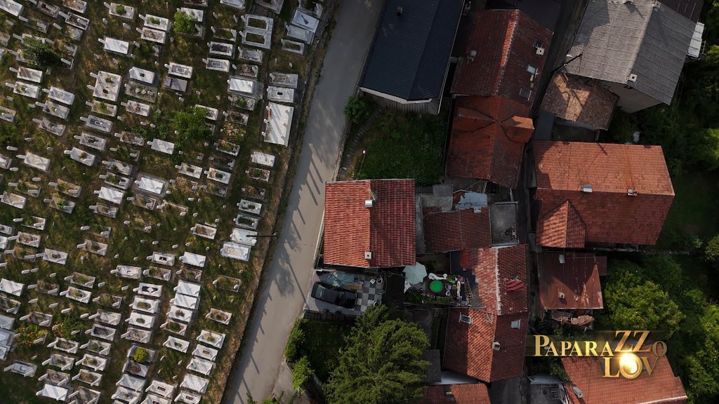 EVO KAKO IZGLEDA KUĆA ANELI AHMIĆ U ALIFAKOVCU: Nalazi se tik pored groblja, svuda ZASTRAŠUJUĆE skulpture, a ovako KOMŠIJE govore o njoj i njenoj porodici... (FOTO)