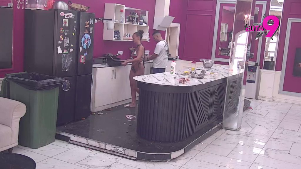 Kakav si ti degenerik: Teodora ponovo upalila vređalicu, Bebicu ne može očima više da gleda! (VIDEO)