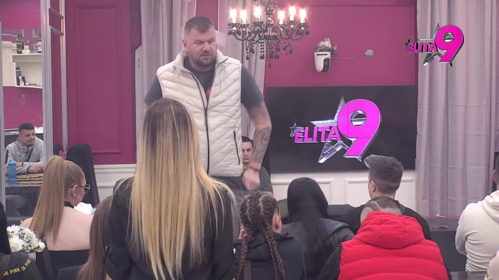 Ne zna se ko pije, a ko plaća! Janjuš i Kačavenda u borbi oko emocija, ona se popela na sto i zaurlala na njega i Anđela: Šta je care, šta je problem?! (VIDEO)