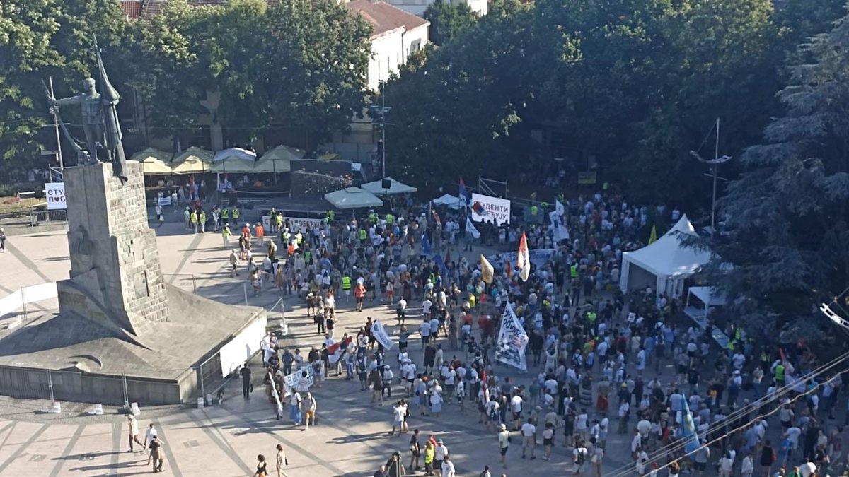 Sve se vidi na Vidovdan! Pola malenog trga u Kraljevu prazno – blokaderski skup doživeo debakl (FOTO/VIDEO)