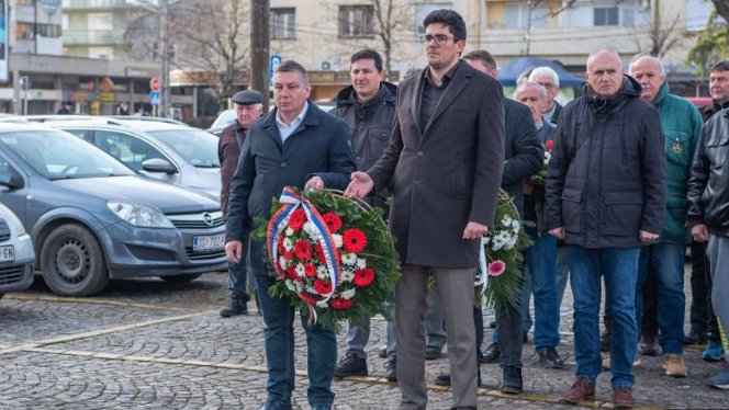 STRELJALI IH, PA OBESILI UZ NATPIS 'SRBI, OVO JE VAŠE BOŽIĆNO DRVO' Zrenjanin odao počast ubijenima 9. januara 1942. godine