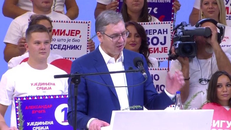POLJOPRIVREDNICI IZ KULE I VRBASA TRAKTORIMA KRENULI KA NOVOM SADU: Baklje obasjale put podrške Aleksandru Vučiću! (VIDEO)