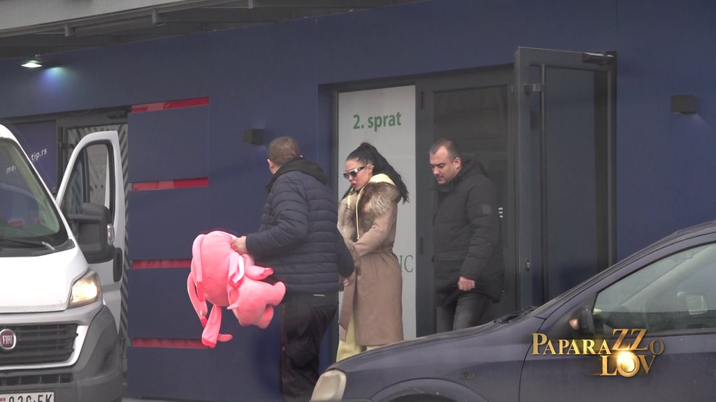 PAPARACO! Evo kako je Maja Marinković izgledala nakon napuštanja bolnice posle estetskog zahvata, jedan detalj nikom nije promakao! (FOTO)