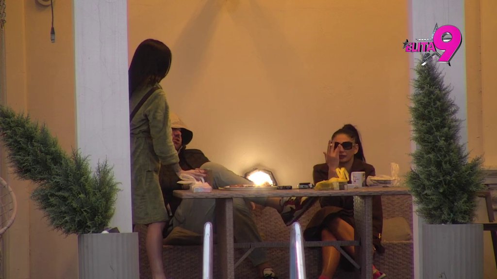 Neće moći da je se otkači: Sara odlepila za Mikijem, svi provalili da ne skida pogled s njega! (VIDEO)