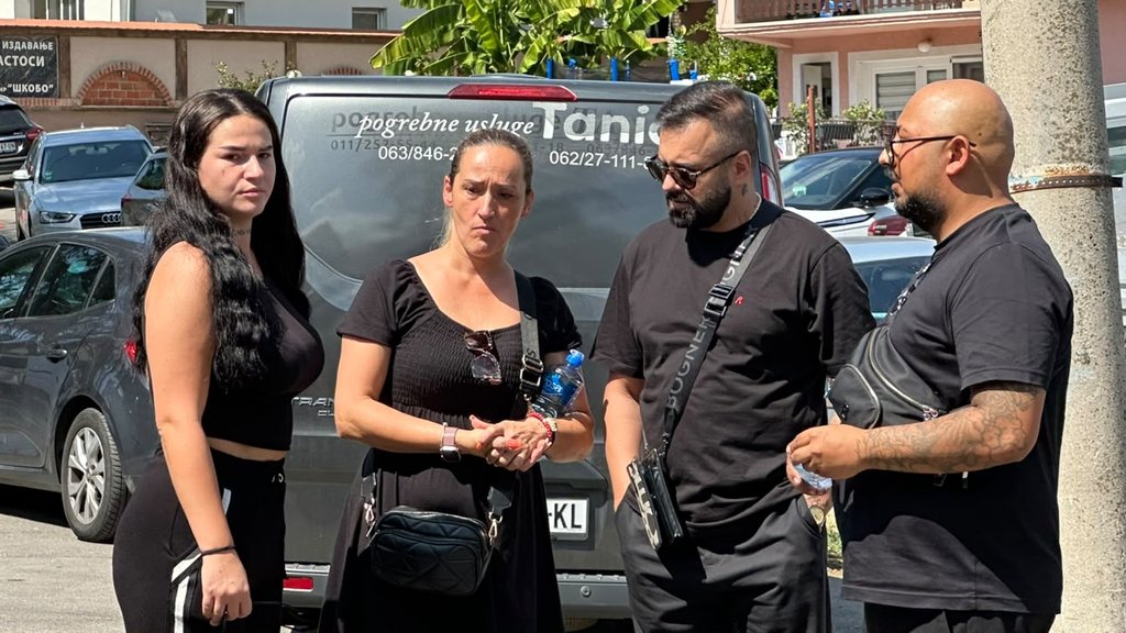 Bivši učesnici Elite došli da budu uz Boru: Marijana Zonjić stigla sa suprugom na groblje, evo ko je sve pružio podršku Santani u najtežem danu (FOTO)