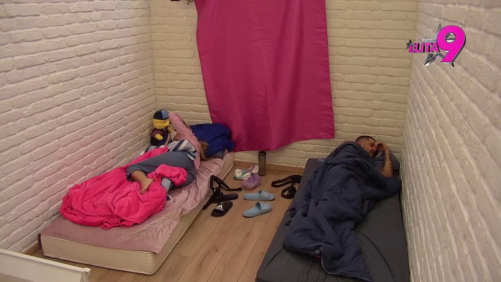 Aneli upisala Alibabinu školu nemačkog: Smeh do suza u izolaciji  (VIDEO)