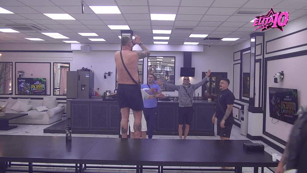 Nije mogao da se suzdrži: Janjuša pogodila pesma, popeo se na klupu i zapevao na sav glas! (VIDEO)