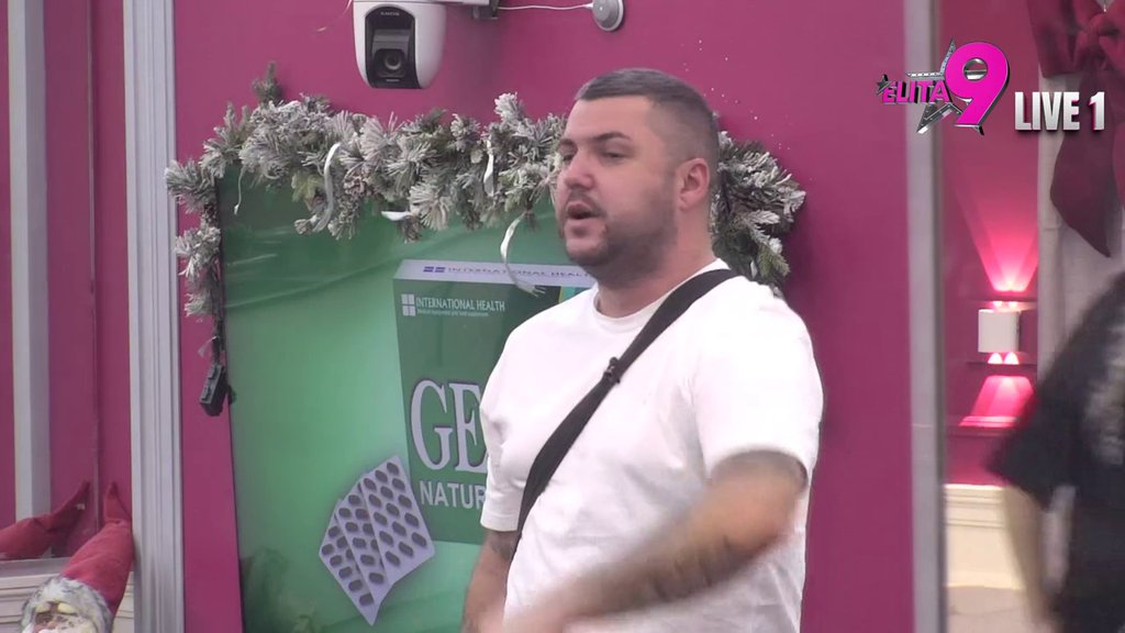 Ne može da sakrije ljubomoru: Alibaba svim silama nagazio Đukića zbog Maje, njemu pukao film! (VIDEO)