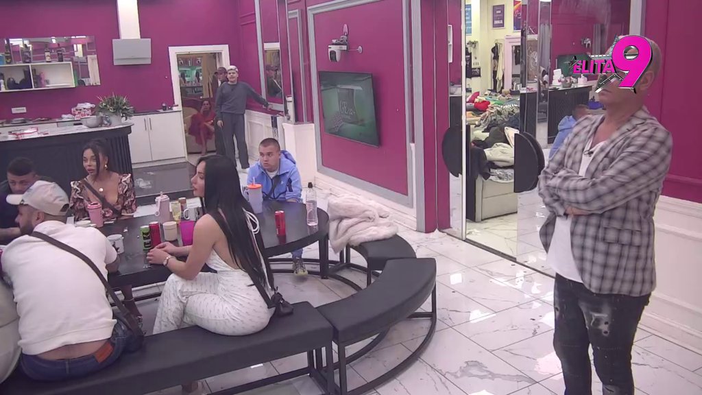 Trčala si za bankomatom, a ne za rasturenom porodicom! Stanija bez milosti sručila Aneli surovu istinu u lice, Ahmićeva krenula da sikće (VIDEO)