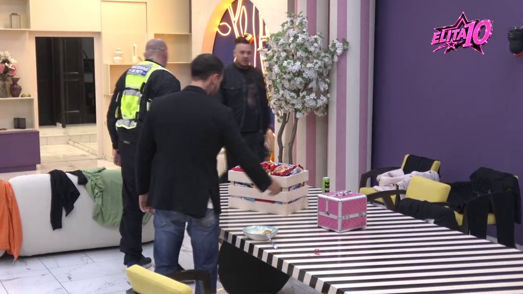 Široke ruke: Veliki šef iznenadio Odabrane tik pred početak žurke u Eliti! (VIDEO)
