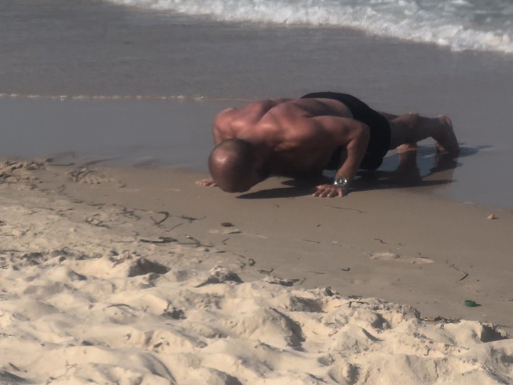 PINK.RS PAPARACO! Panda prvi put uslikan sa ćerkom: Voditelj ne odmara ni na odmoru, evo šta radi na plaži (FOTO+VIDEO)
