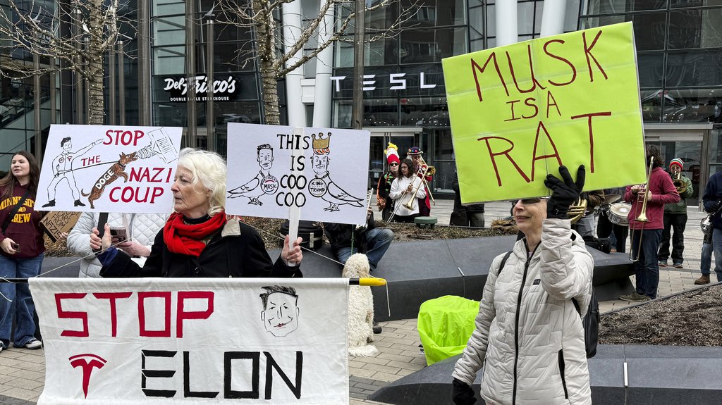 PROTESTI PROTIV ILONA MASKA I DŽEJ DI VENSA ŠIROM AMERIKE: Haos posle Trampove svađe sa Zelenskim (FOTO)