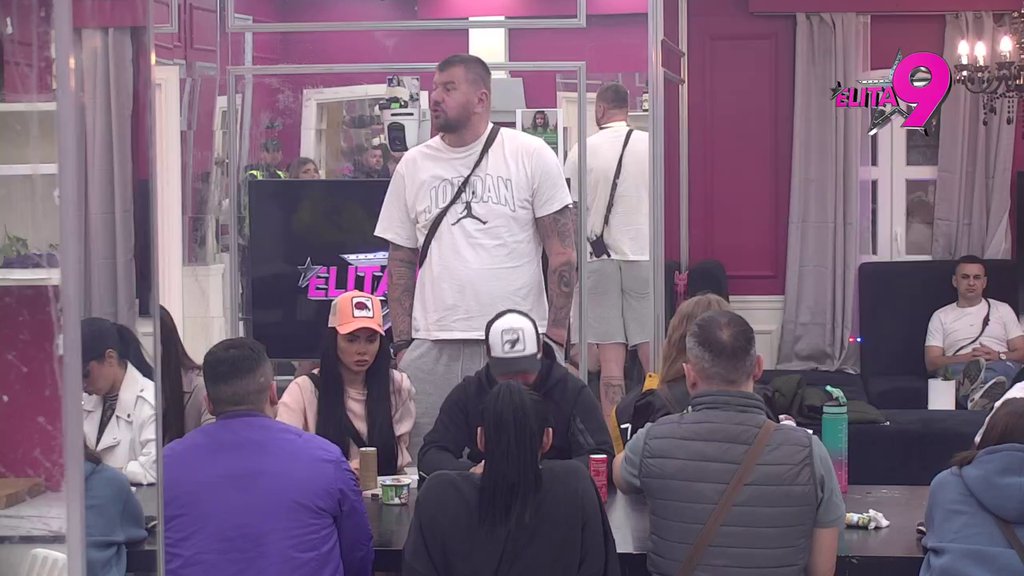 PRIJAVILA SI GA ZBOG... Asmin rešio da se suoči sa Kačavendom, otkrio da se snimala za izvesnog Davida iz Beča, otkrio detalje video snimka (VIDEO)