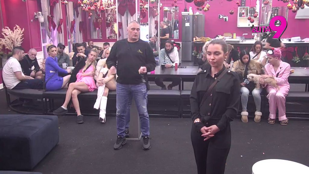 Dno, da većeg dna nema! Luks ne prestaje sa gnusnim uvredama na Sarin račun, ona zaurlala: Ti i treba da se lečiš, on i jeste za ludnicu (VIDEO)