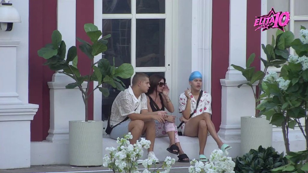 Lagano ogovaranje uz cigaricu! Uroš i Sanja razvezali jezik o cimerima, pa im se pridružio i Karlo: Nije ta glupa, ni naivna (VIDEO)