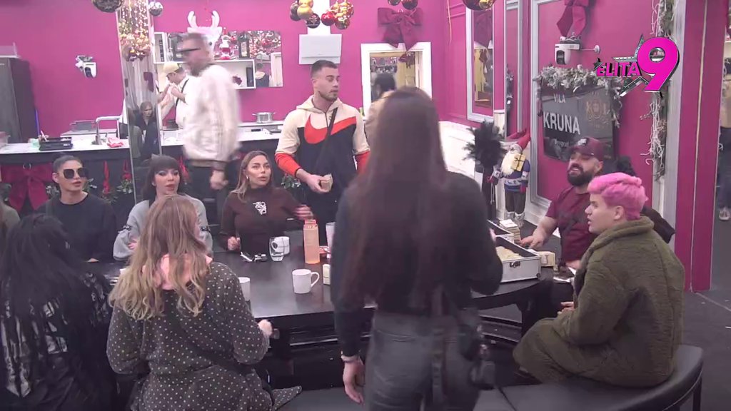 HTELA SI DA IMAŠ ODNOS SA POPOM?! Gagić srozao Dušicu do dna, ona se TRESE OD SUZA: KLOŠARI, SRAM VAS BILO! Luka je za srce ujeo (VIDEO)