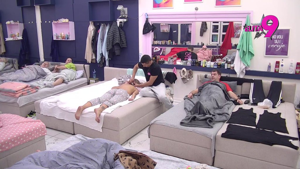 SKINULA MAJICU BRZINOM SVETLOSTI! Aneli jedva dočekala da raskine sa Lukom: Odmah uradila ono što joj je branio, u sve umešan OVAJ MUŠKARAC (VIDEO)